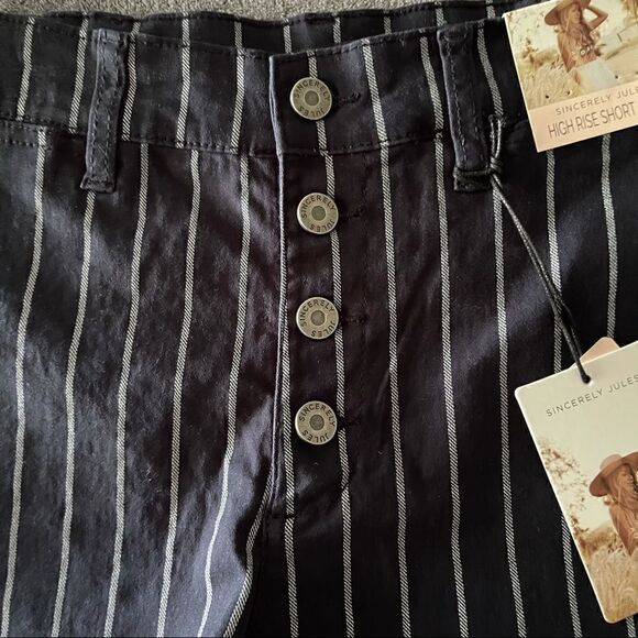 NWT sincerely Jules high rise striped shorts size 7/28 - Picture 2 of 4